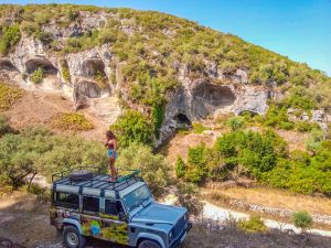 Passeio de jipe 4x4 off-road na Serra do Sicó, explorando paisagens deslumbrantes, acessível a partir de Coimbra, Porto e Lisboa, ideal para aventureiros e grupos.