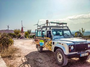 Passeio de jipe 4x4 off-road na Serra do Sicó, explorando paisagens deslumbrantes, acessível a partir de Coimbra, Porto e Lisboa, ideal para aventureiros e grupos.