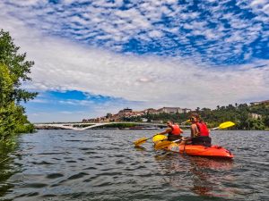 Descida de canoagem no rio Mondego, entre Penacova e Coimbra, aventura aquática perfeita para canoeing e rafting em Portugal.