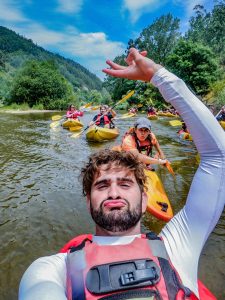 Descida de canoagem no rio Mondego, entre Penacova e Coimbra, aventura aquática perfeita para canoeing e rafting em Portugal.