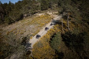 Passeio de buggy off-road na Serra da Lousã, experiência de adrenalina em veículos 4x4 por montanhas e florestas.