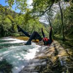 Caminhada aquática no rio Ceira, em Góis, Coimbra, uma experiência de soft canyoning perfeita para trilha aquática e aventura na natureza.