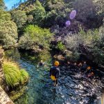 Caminhada aquática no rio Ceira, em Góis, Coimbra, uma experiência de soft canyoning perfeita para trilha aquática e aventura na natureza.