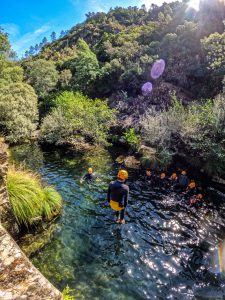 Caminhada aquática no rio Ceira, em Góis, Coimbra, uma experiência de soft canyoning perfeita para trilha aquática e aventura na natureza.