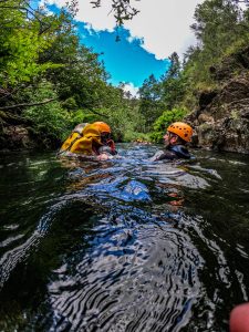 Caminhada aquática no rio Ceira, em Góis, Coimbra, uma experiência de soft canyoning perfeita para trilha aquática e aventura na natureza.