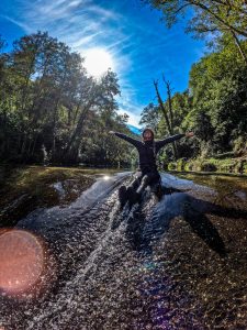 Caminhada aquática no rio Ceira, em Góis, Coimbra, uma experiência de soft canyoning perfeita para trilha aquática e aventura na natureza.