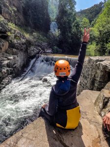 Caminhada aquática no rio Ceira, em Góis, Coimbra, uma experiência de soft canyoning perfeita para trilha aquática e aventura na natureza.