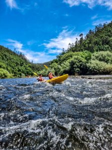 Descida de canoagem no rio Mondego, entre Penacova e Coimbra, aventura aquática perfeita para canoeing e rafting em Portugal.