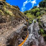 Canyoning na Ribeira das Quelhas, Serra da Lousã, com rapel, saltos e tobogãs, numa experiência emocionante em paisagens naturais deslumbrantes.