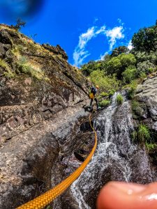 Canyoning na Ribeira das Quelhas, Serra da Lousã, com rapel, saltos e tobogãs, numa experiência emocionante em paisagens naturais deslumbrantes.