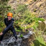 Canyoning na Ribeira das Quelhas, Serra da Lousã, com rapel, saltos e tobogãs, numa experiência emocionante em paisagens naturais deslumbrantes.