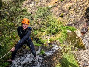 Canyoning na Ribeira das Quelhas, Serra da Lousã, com rapel, saltos e tobogãs, numa experiência emocionante em paisagens naturais deslumbrantes.