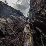 Canyoning na Ribeira das Quelhas, Serra da Lousã, com rapel, saltos e tobogãs, numa experiência emocionante em paisagens naturais deslumbrantes.