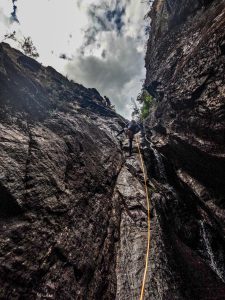 Canyoning na Ribeira das Quelhas, Serra da Lousã, com rapel, saltos e tobogãs, numa experiência emocionante em paisagens naturais deslumbrantes.