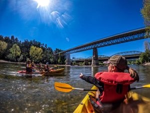 Descida de canoagem no rio Mondego, entre Penacova e Coimbra, aventura aquática perfeita para canoeing e rafting em Portugal.