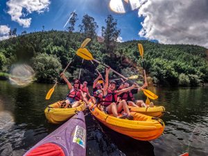 Descida de canoagem no rio Mondego, entre Penacova e Coimbra, aventura aquática perfeita para canoeing e rafting em Portugal.