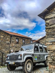 Passeio de jipe 4x4 off-road pela Serra da Lousã, Miranda do Corvo e Góis, explorando Aldeias do Xisto, o Castelo, Talasnal, Baloiço, miradouros e avistamento de veados, acessível a partir de Coimbra, Lisboa e Porto.